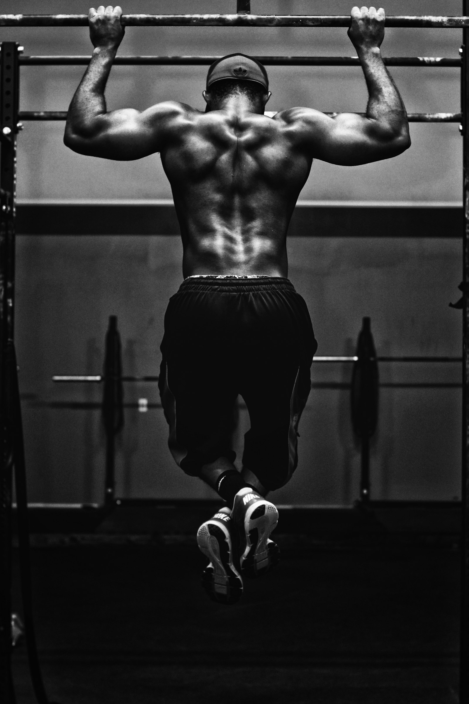 Homem treinando musculação em preto e branco
